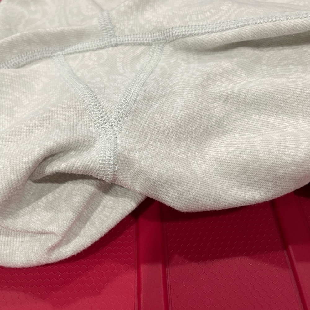 Lululemon patterned cropped, soft and comfy size 4, so cute - Picture 4 of 11